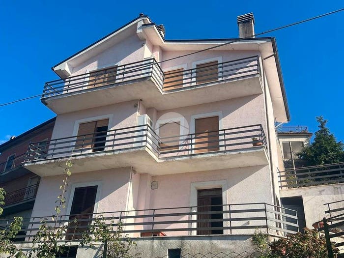 Casa con 5 locali in vendita in Via SS Trinità, Roiate