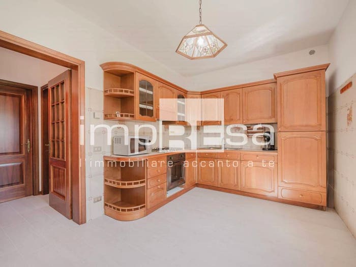 Casa con 6 locali in vendita in via dei Partigiani, Centro, Paese