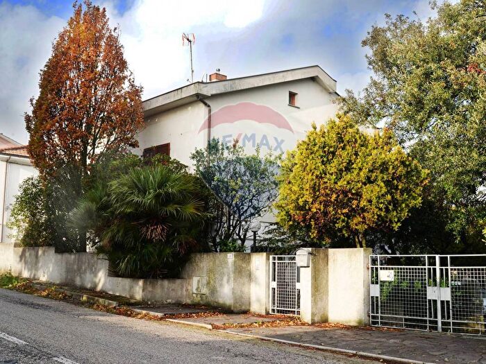 Casa con 6 locali in vendita in Centro, San Costanzo