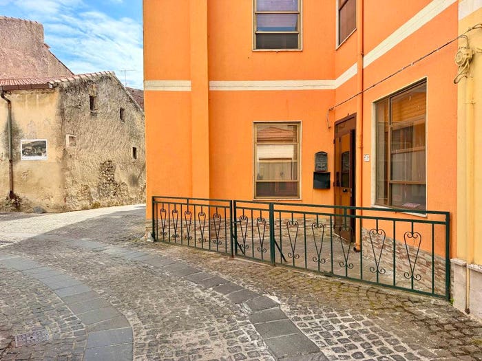 Casa con 6 locali in vendita in Via Domenico Azuni, Thiesi