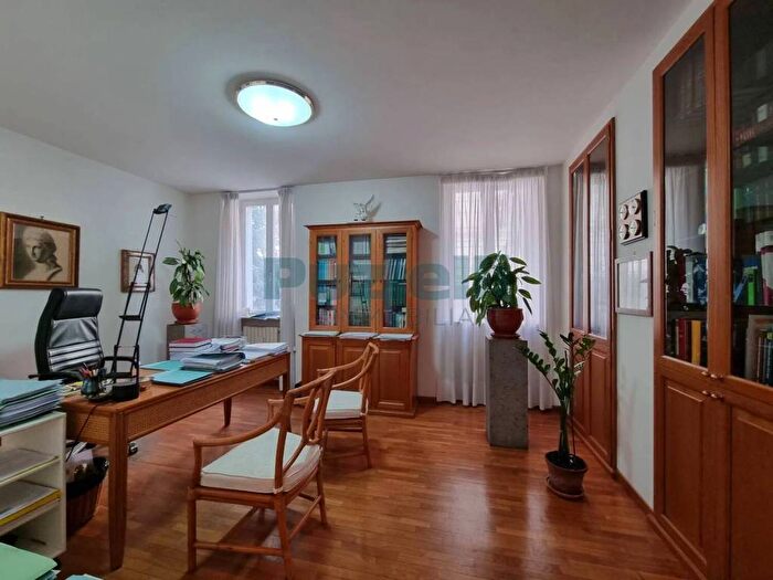 Appartamento con 6 locali in vendita in Via Girolamo Montani, Centro, Fermo