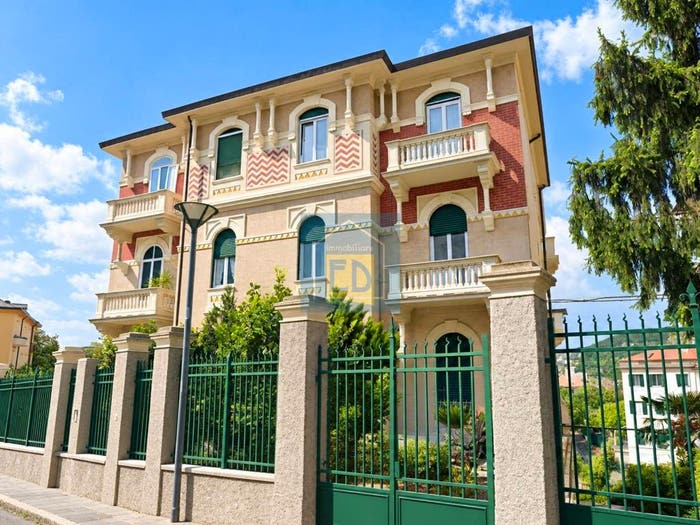 Appartamento con 6 locali in vendita in Via Beato Pietro Formica, Villetta Valloria, Savona