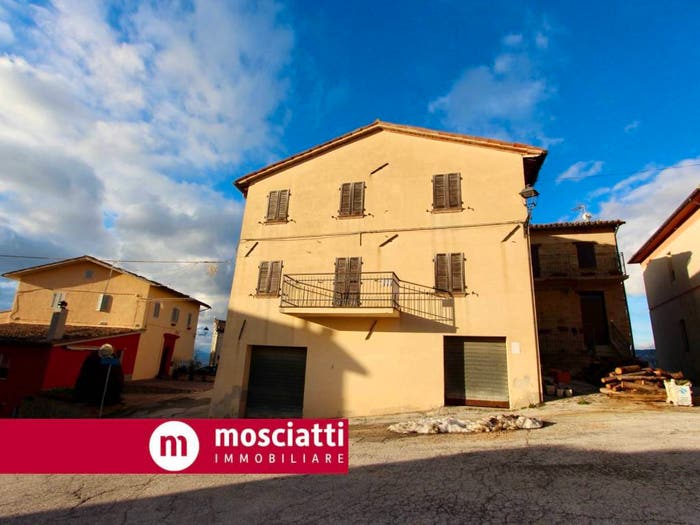 Casa con 6 locali in vendita in Piazza Cavour, Crispiero, Castelraimondo