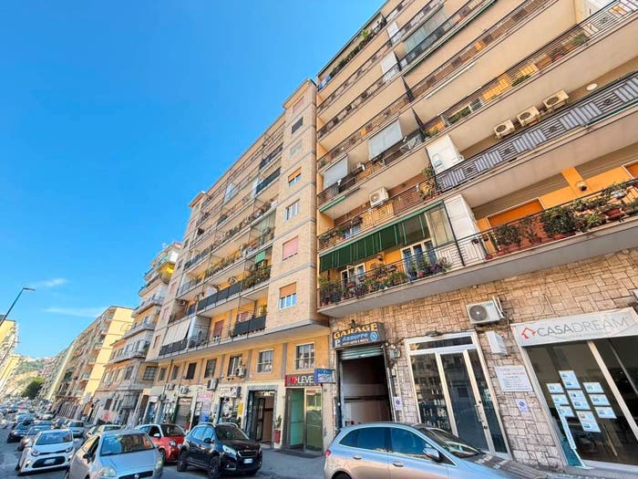 Appartamento trilocale in vendita in Via Giacomo Leopardi, Fuorigrotta, Napoli