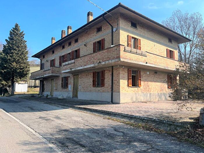 Casa con 6 locali in vendita in Strada Provinciale Montefabbri, Urbino