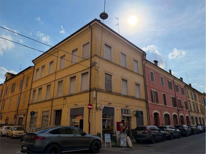 Casa con 6 locali in vendita in Via Sgarzeria, Centro Storico, Modena