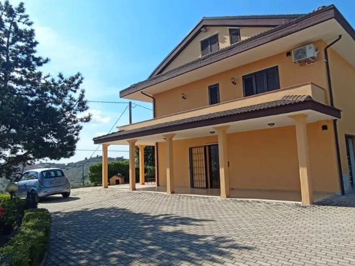 Casa con 6 locali in vendita in Via Valle Rosa No Number, Montesilvano Colle, Montesilvano