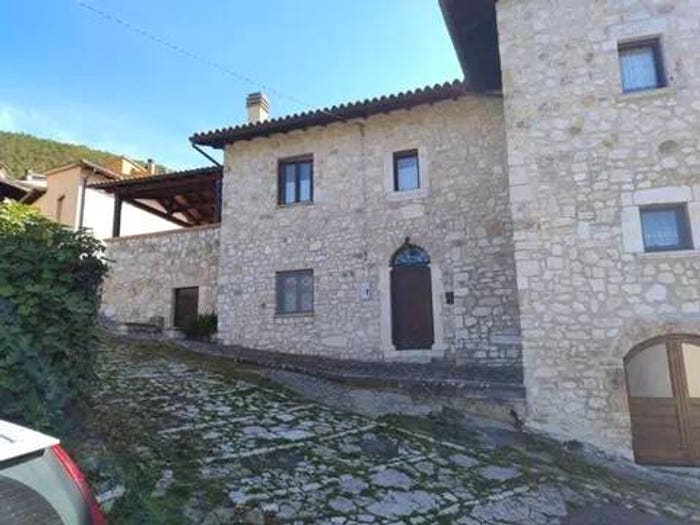 Casa con 6 locali in vendita in Via Armando Diaz, Norcia