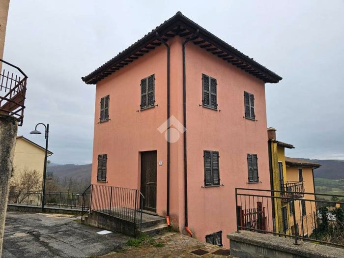 Casa trilocale in vendita in Fraz Corgneto, Corgneto, Serravalle di Chienti