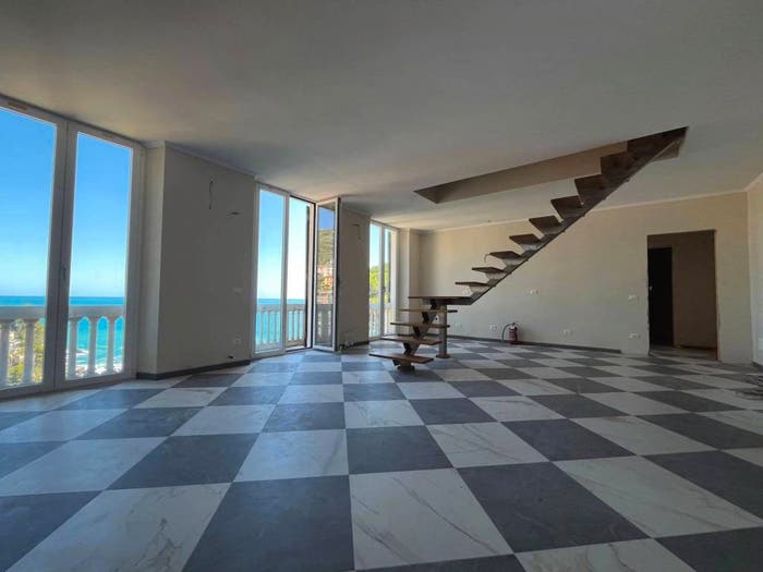 Appartamento con 5 locali in vendita in Via Duchessa Canevaro, Centro, Zoagli