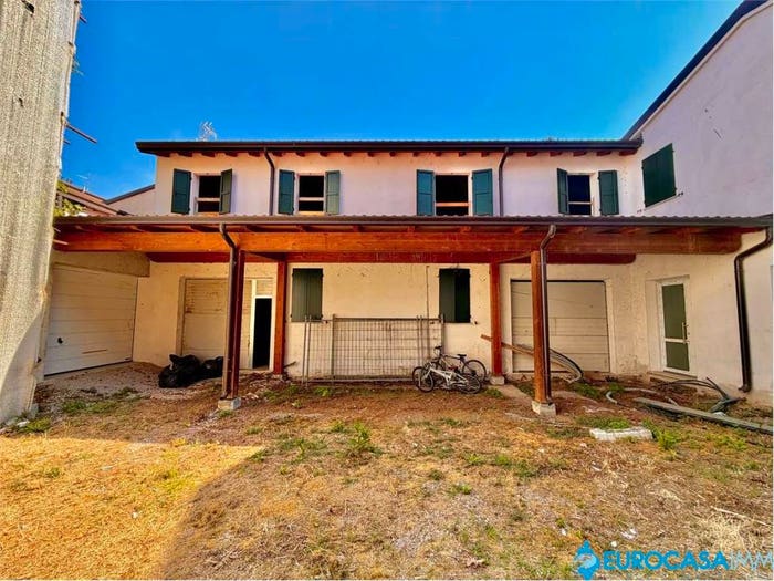 Casa con 6 locali in vendita in Piazza primo maggio b, Centro, Novi di Modena