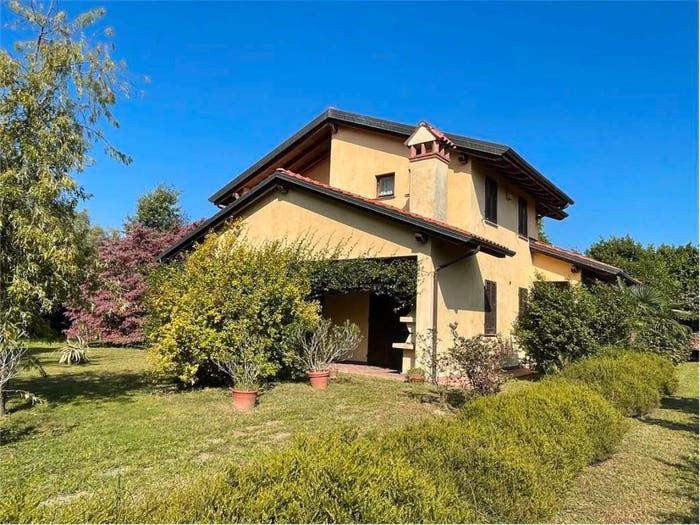 Casa con 6 locali in vendita in Via Roma, Agrate, Agrate Conturbia