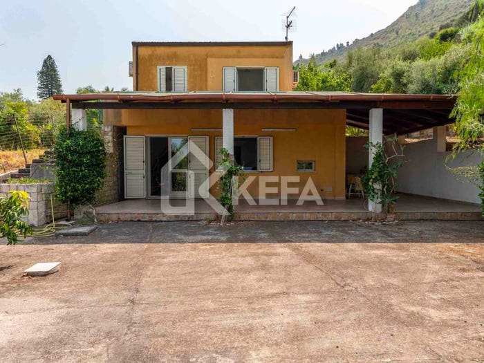 Casa con 6 locali in vendita in via dell'Edera, Cefalù
