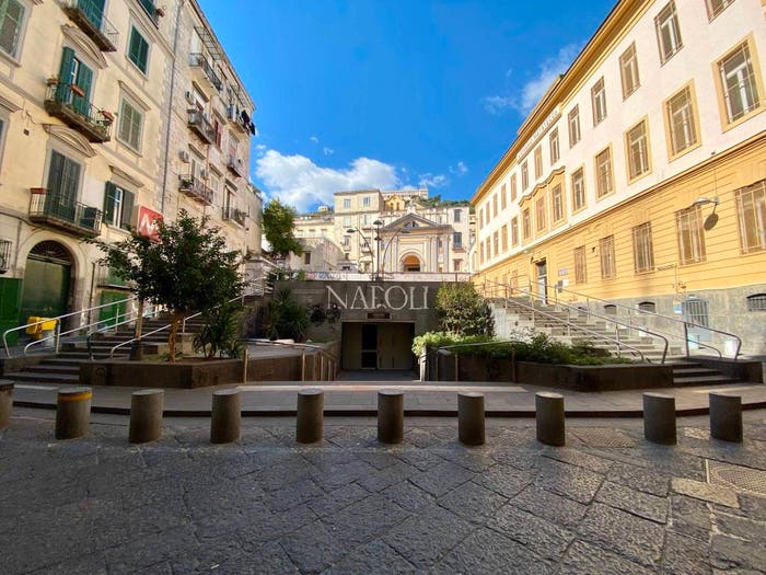 Appartamento trilocale in vendita in Piazza Montecalvario, Quartieri Spagnoli, Napoli