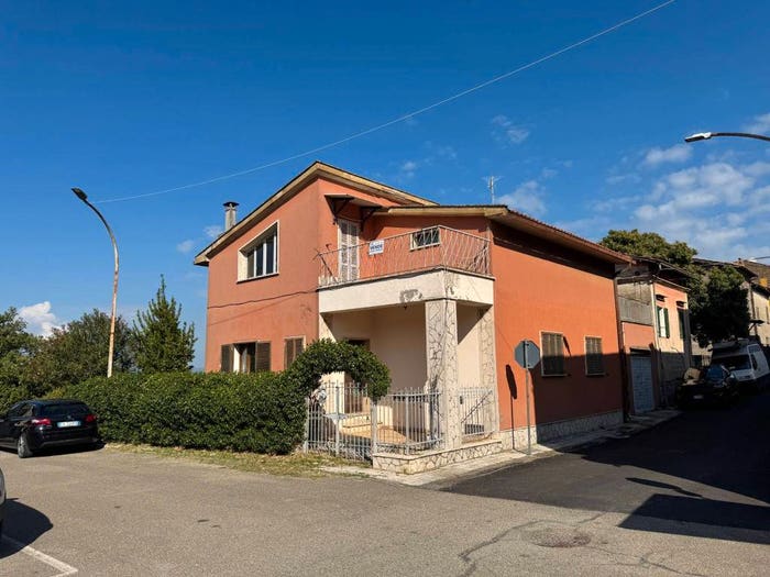 Casa quadrilocale in vendita in Piazza Navona, Centro, Bomarzo