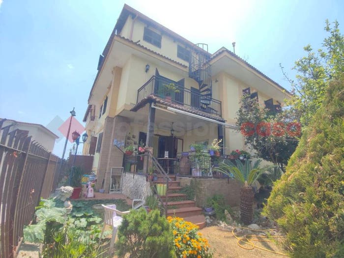 Casa con 6 locali in vendita in Via Montagna Spaccata, Pianura, Napoli