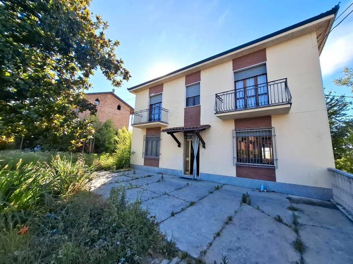 Casa con 6 locali in vendita in Govone, Centro