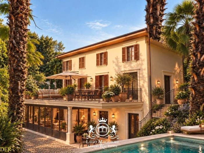 Casa con 6 locali in vendita in Piazza Guglielmo Marconi, Centro, Meina