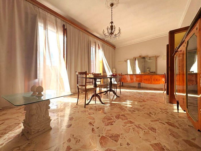 Appartamento con 6 locali in vendita in Via Roma, Arnesano