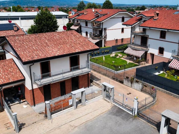 Casa con 6 locali in vendita in Via Giacomo Leopardi, Centro, La Loggia
