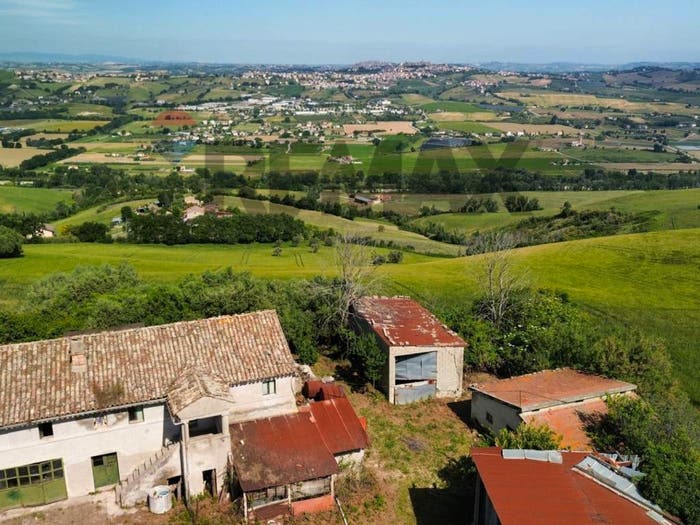 Casa quadrilocale in vendita in Via Contrada Bore Di Tenna, Fermo
