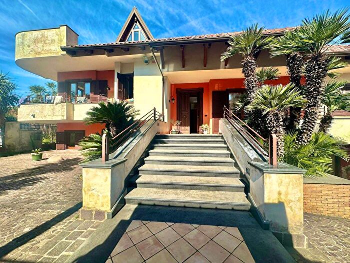 Casa con 6 locali in vendita in Via Dante Alighieri, Maristi Ospedale, Giugliano in Campania