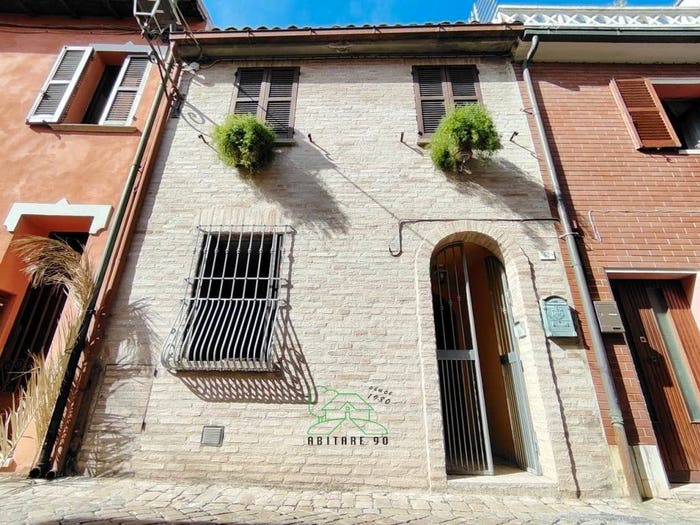 Casa quadrilocale in vendita in VIA ADOLFO APOLLONI, Centro Storico, Fano