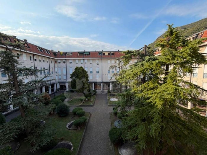 Appartamento quadrilocale in vendita in Piazza Vittorio Emanuele II, Centro, Salò