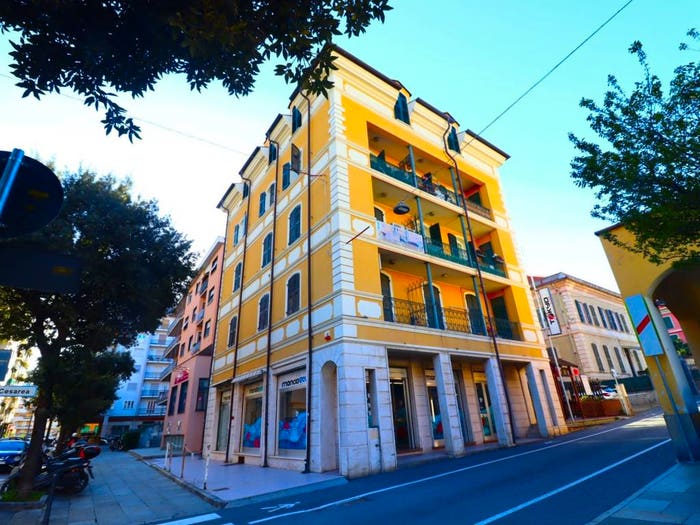 Appartamento trilocale in vendita in Via Cesarea, Centro, Loano