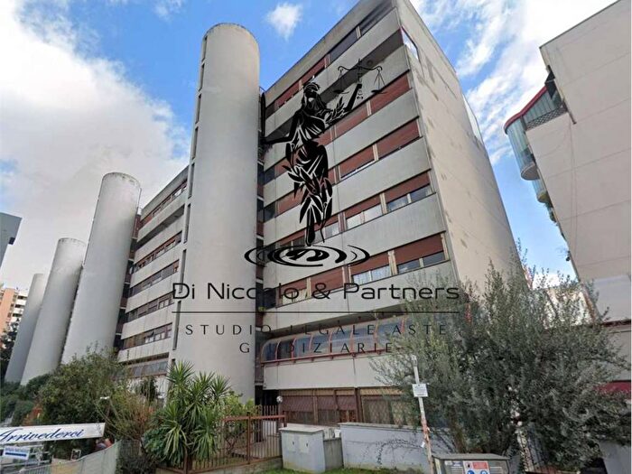 Appartamento con 5 locali in vendita in VIA VALENTINO MAZZOLA, Roma, Roma