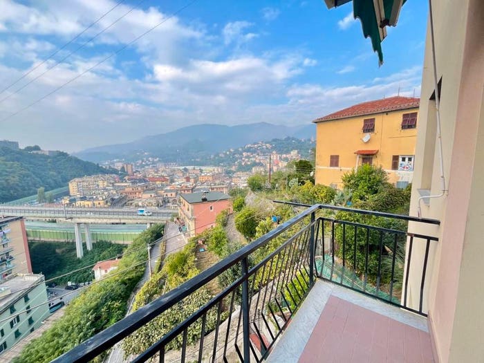 Appartamento quadrilocale in vendita in Salita Brasile, Bolzaneto, Genova