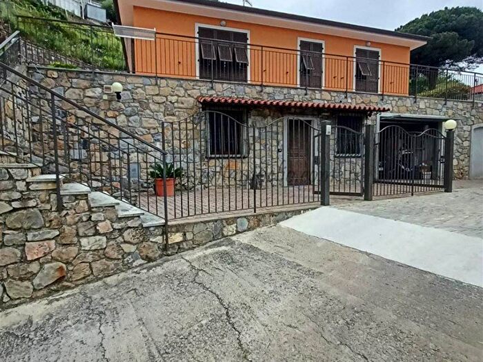Casa con 6 locali in vendita in Camporosso