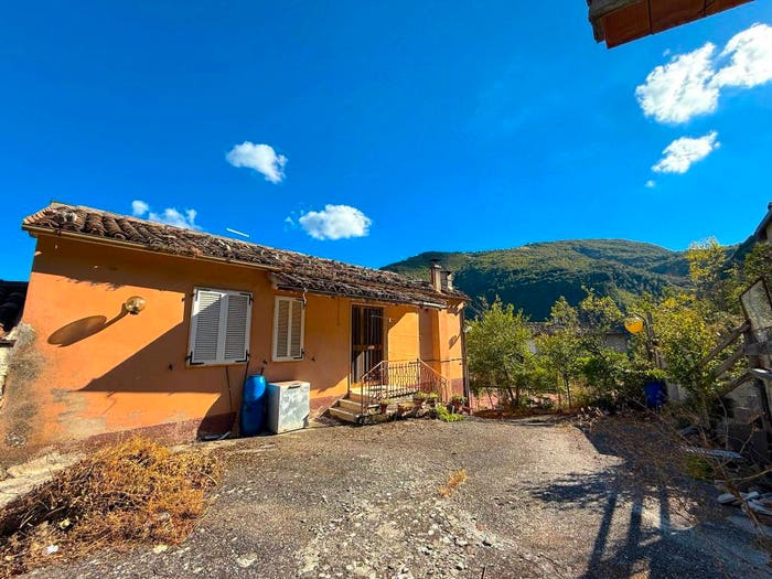 Casa trilocale in vendita in Frazione Monastero, Monastero, Cessapalombo