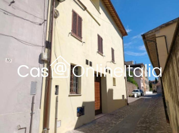 Appartamento con 5 locali in vendita in Via Isola Bella, Centro Storico, Foligno