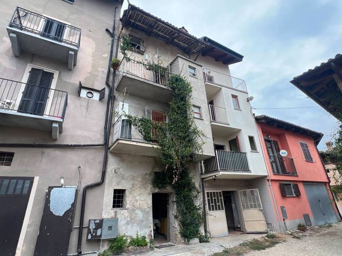 Casa quadrilocale in vendita in Via Borgese, Centro Storico, Neive