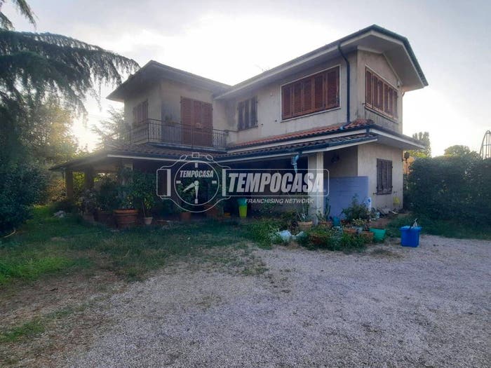 Casa quadrilocale in vendita in Via Sarzanese Nord, Piano di Mommio, Massarosa