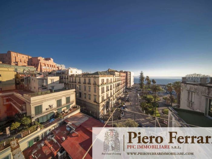 Appartamento con 5 locali in vendita in Via Calabritto, Chiaia, Napoli