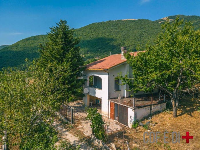 Casa quadrilocale in vendita in Frazione Rocca di Corno, Rocca Di Corno, Antrodoco