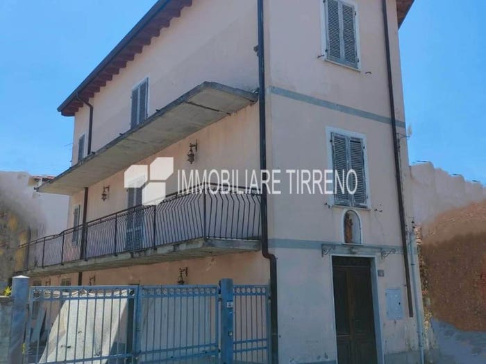 Casa con 6 locali in vendita in Vle Giacomo Puccini, Centro, Massa