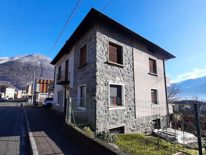 Appartamento quadrilocale in vendita in Via Novembre, Centro, Chiuro
