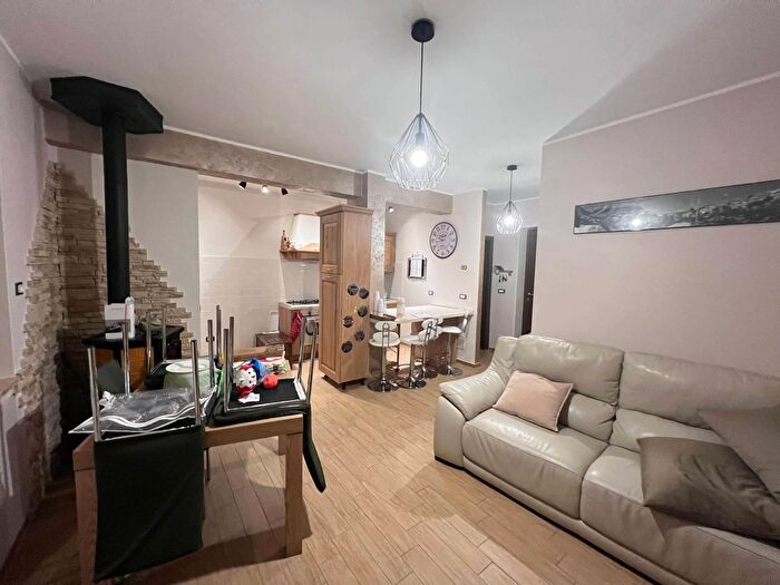 Casa quadrilocale in vendita in Rocca di Fondi, Antrodoco
