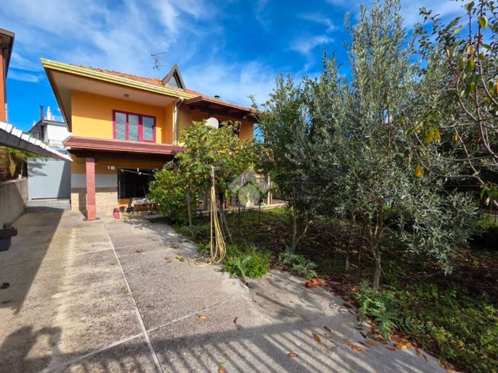 Casa con 6 locali in vendita in Via Kennedy, Centro, Limatola