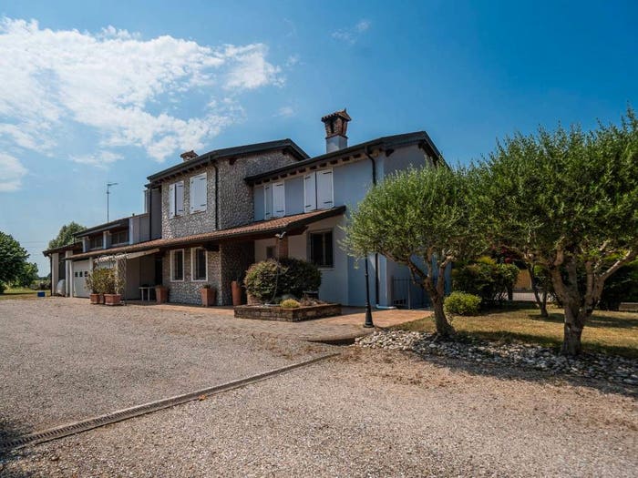 Casa quadrilocale in vendita in Via Massimiliano Custoza, Centro, Roverbella
