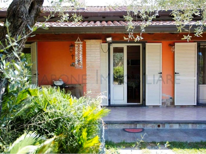 Casa quadrilocale in vendita in via dei Loghi, Ronchi Poveromo, Massa