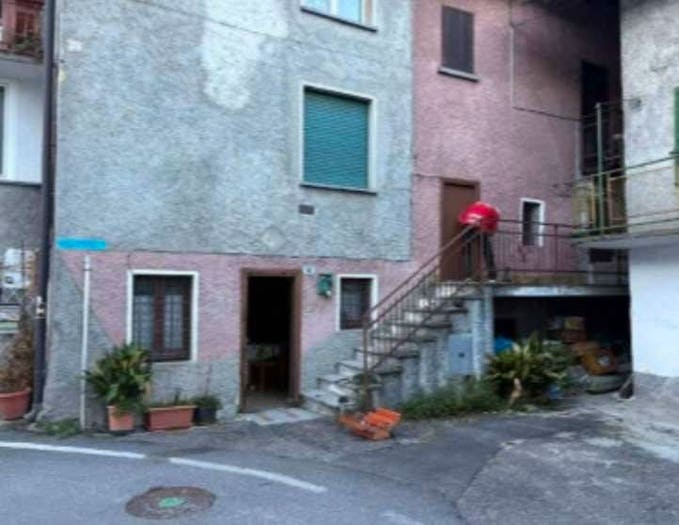 Appartamento trilocale in vendita in Via alla Chiesa, Colico Piano, Colico