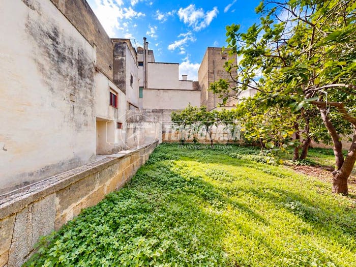 Casa bilocale in vendita in Via F Petrarca, Centro, Leverano