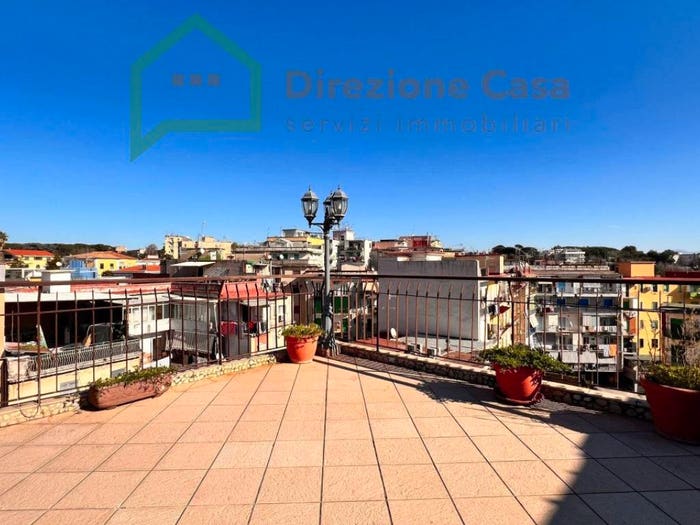 Appartamento con 6 locali in vendita in Via F M Briganti, Capodichino, Napoli