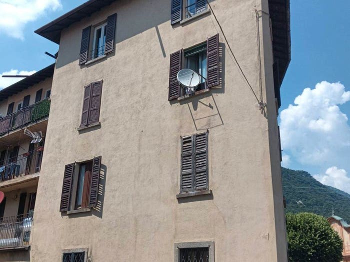 Appartamento quadrilocale in vendita in Via Ugo Foscolo, Centro, Erba