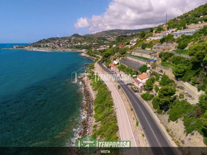 Casa con 6 locali in vendita in Via Aurelia, Poggi, Imperia