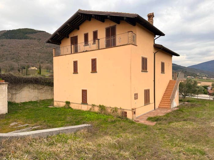 Casa con 6 locali in vendita in Via Dante Alighieri, Sigillo